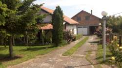 Beograd nekretnine - Dve kuće na 7,5 ari placa u podnozju Avale 